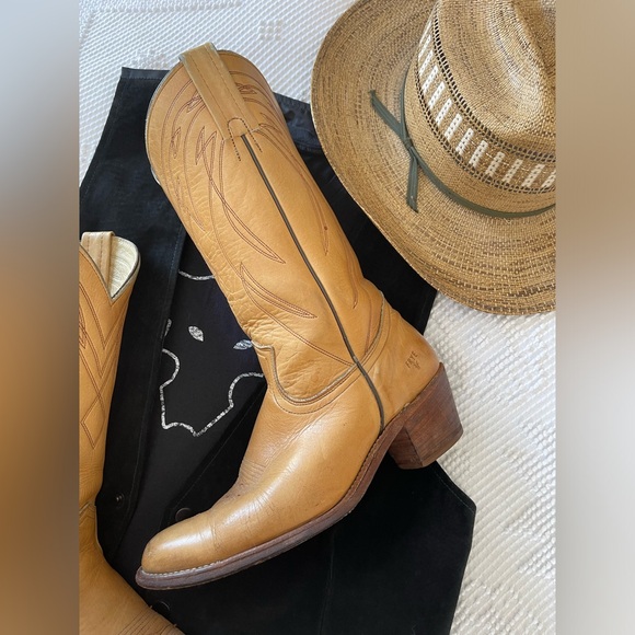 FRYE | Banana Stitched Boots - Picture 2 of 9